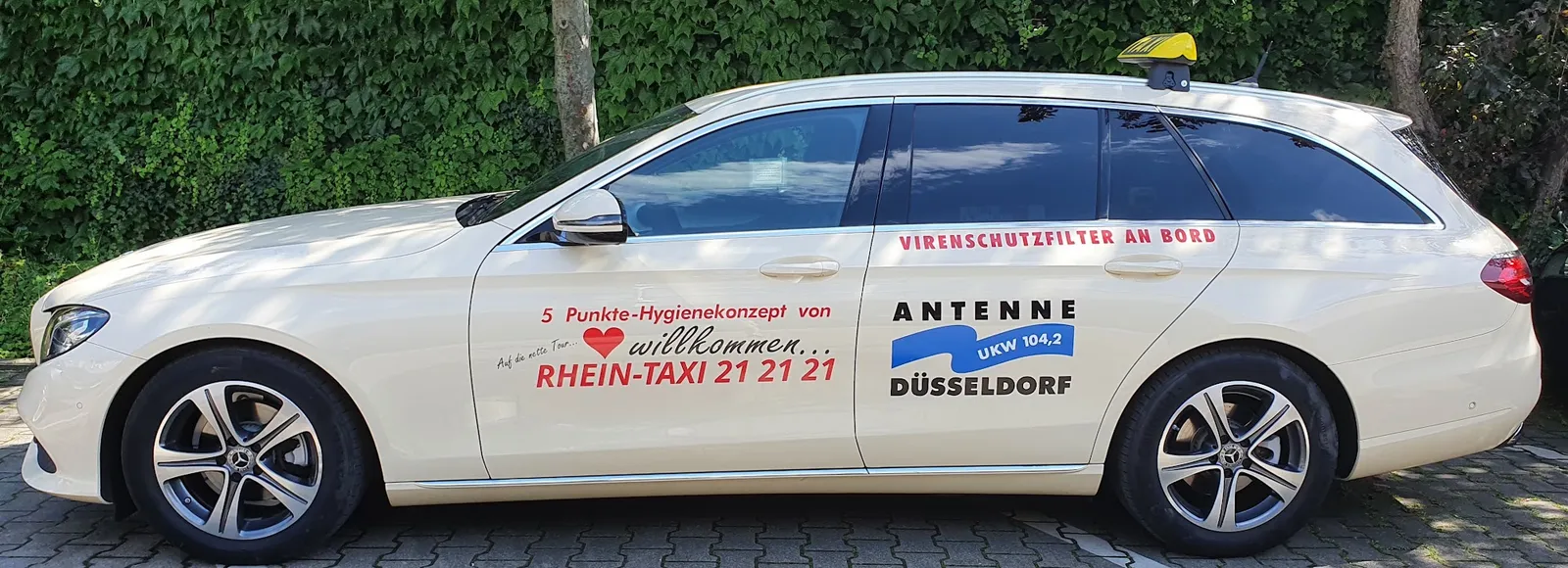 Seitenansicht des beigen Mercedes T-Modells mit Virenschutz-Kennzeichnung